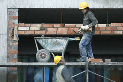 Imatge de dos treballadors de la construcció